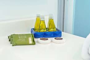 Bright, Comfy w Terrace Apt 1KSB, 1BD, 1 SofaB, 2BTH by Mty Living