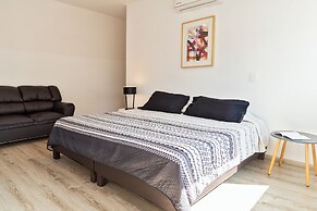 Bright, Comfy w Terrace Apt 1KSB, 1BD, 1 SofaB, 2BTH by Mty Living
