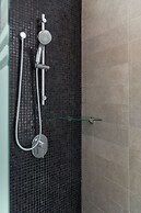 Bright, Comfy w Terrace Apt 1KSB, 1BD, 1 SofaB, 2BTH by Mty Living