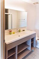 Apartment pool and gym. 6 pers. 1 KSB, 2SB, 1 TwinB, 2BTH by Mty. Livi