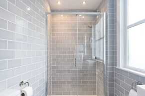 JOIVY Re-Imagined Flat in Georgian Architecture Townhouse