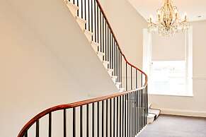 JOIVY Re-Imagined Flat in Georgian Architecture Townhouse