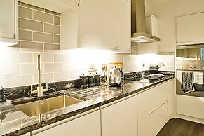 JOIVY Re-Imagined Flat in Georgian Architecture Townhouse