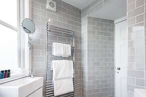 JOIVY Re-Imagined Flat in Georgian Architecture Townhouse