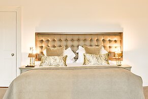 JOIVY Re-Imagined Flat in Georgian Architecture Townhouse