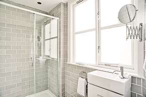 JOIVY Re-Imagined Flat in Georgian Architecture Townhouse