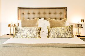 JOIVY Re-Imagined Flat in Georgian Architecture Townhouse