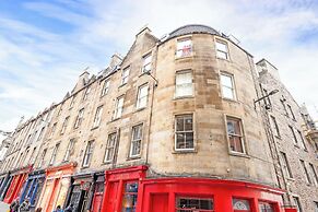 JOIVY Diagon Alley Apartment