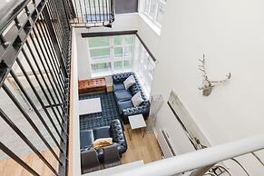 JOIVY Ultra Gorgeous 3bd Old Town Apt w Balcony&Parking