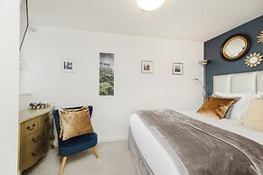 JOIVY Ultra Gorgeous 3bd Old Town Apt w Balcony&Parking