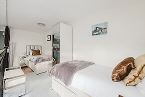 JOIVY Ultra Gorgeous 3bd Old Town Apt w Balcony&Parking