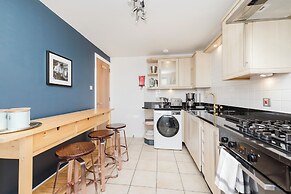 JOIVY Ultra Gorgeous 3bd Old Town Apt w Balcony&Parking