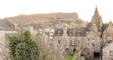 JOIVY Ultra Gorgeous 3bd Old Town Apt w Balcony&Parking