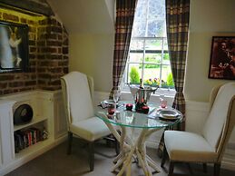 JOIVY The Wee Palace by the Castle