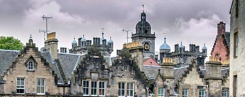 JOIVY The Wee Palace by the Castle