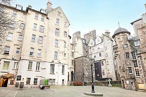 JOIVY Royal Mile Tower Apartment