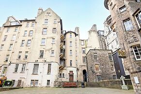 JOIVY Royal Mile Tower Apartment