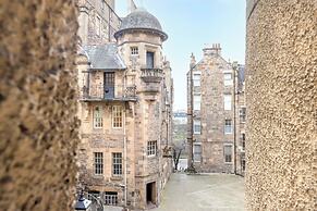 JOIVY Royal Mile Tower Apartment
