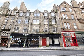 JOIVY Castle Hideaway