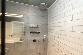 JOIVY Apartments - 5* Central Georgian Apartment (2 Bed)