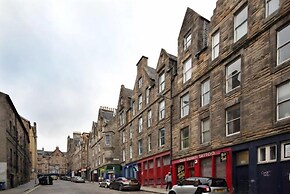 JOIVY Edinburgh Spacious Apartment - Royal Mile