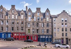 JOIVY Edinburgh Spacious Apartment - Royal Mile