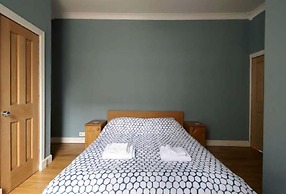 JOIVY Edinburgh Spacious Apartment - Royal Mile