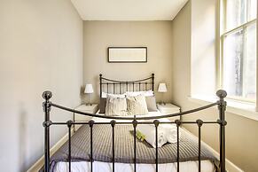 JOIVY Great Location! - Charming Apt by Edinburgh Castle