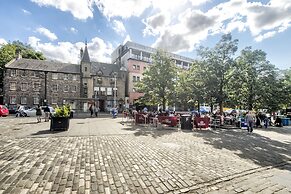 JOIVY Great Location! - Charming Apt by Edinburgh Castle