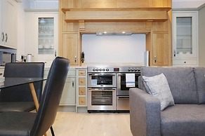 JOIVY Newly Refurbished Apartment on the Historic Royal Mile