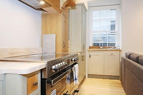 JOIVY Newly Refurbished Apartment on the Historic Royal Mile