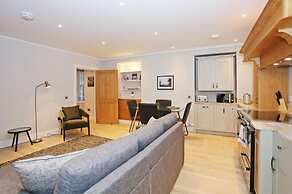 JOIVY Newly Refurbished Apartment on the Historic Royal Mile