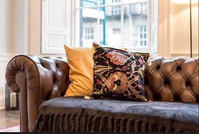 JOIVY Converted Flat in Historic Building in Desirable New Town