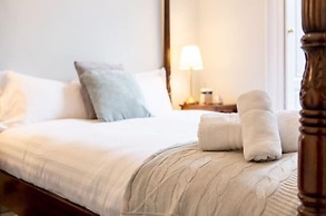 JOIVY Converted Flat in Historic Building in Desirable New Town