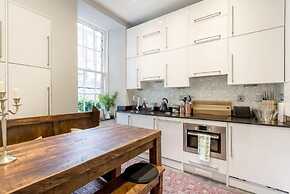 JOIVY Converted Flat in Historic Building in Desirable New Town