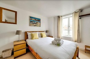 JOIVY Modern Scottish Apt. Next to Royal Mile w/ Parking