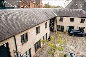 JOIVY Modern Scottish Apt. Next to Royal Mile w/ Parking