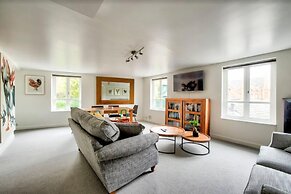 JOIVY Modern Scottish Apt. Next to Royal Mile w/ Parking