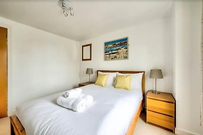 JOIVY Modern Scottish Apt. Next to Royal Mile w/ Parking