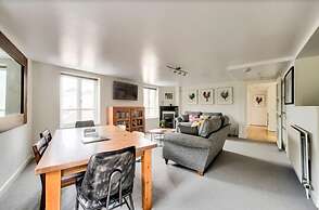 JOIVY Modern Scottish Apt. Next to Royal Mile w/ Parking