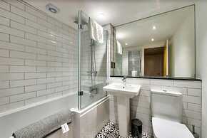 JOIVY Modern Scottish Apt. Next to Royal Mile w/ Parking