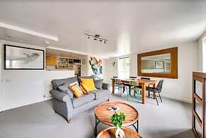 JOIVY Modern Scottish Apt. Next to Royal Mile w/ Parking