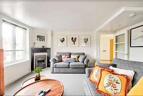 JOIVY Modern Scottish Apt. Next to Royal Mile w/ Parking