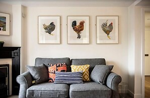 JOIVY Modern Scottish Apt. Next to Royal Mile w/ Parking