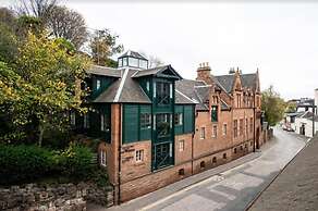 JOIVY Modern Scottish Apt. Next to Royal Mile w/ Parking