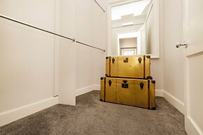 JOIVY Ultra Luxe 3BR home near Princes St