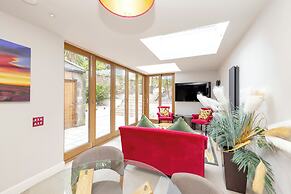 JOIVY Ultra Luxe 3BR home near Princes St