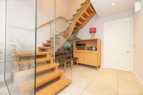 JOIVY Ultra Luxe 3BR home near Princes St