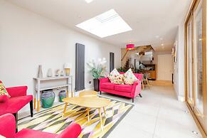 JOIVY Ultra Luxe 3BR home near Princes St