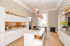 JOIVY Ultra Luxe 3BR home near Princes St
